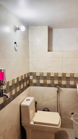 Phòng đôi | Phòng tắm | Buồng tắm vòi sen, khăn tắm, xà phòng, dầu gội 