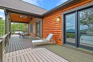 Outdoor dining - New Cabin with Breathtaking View (Boone)