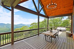 Outdoor dining - New Cabin with Breathtaking View (Boone)