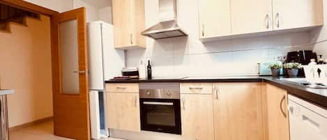 Réfrigérateur, four à micro-ondes, un four, surface de cuisson