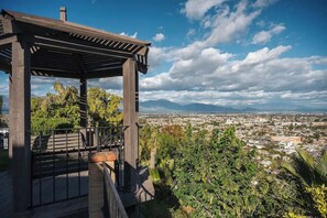 Property grounds - Beautiful Monterey Park Home W/View+Backyard+BBQ (Monterey Park)