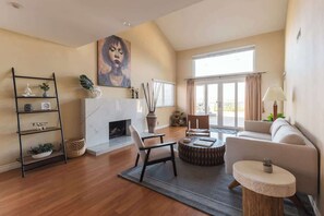 TV, offices - Beautiful Monterey Park Home W/View+Backyard+BBQ (Monterey Park)