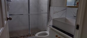 Séchoir à cheveux, serviettes fournies, savon, papier de toilette