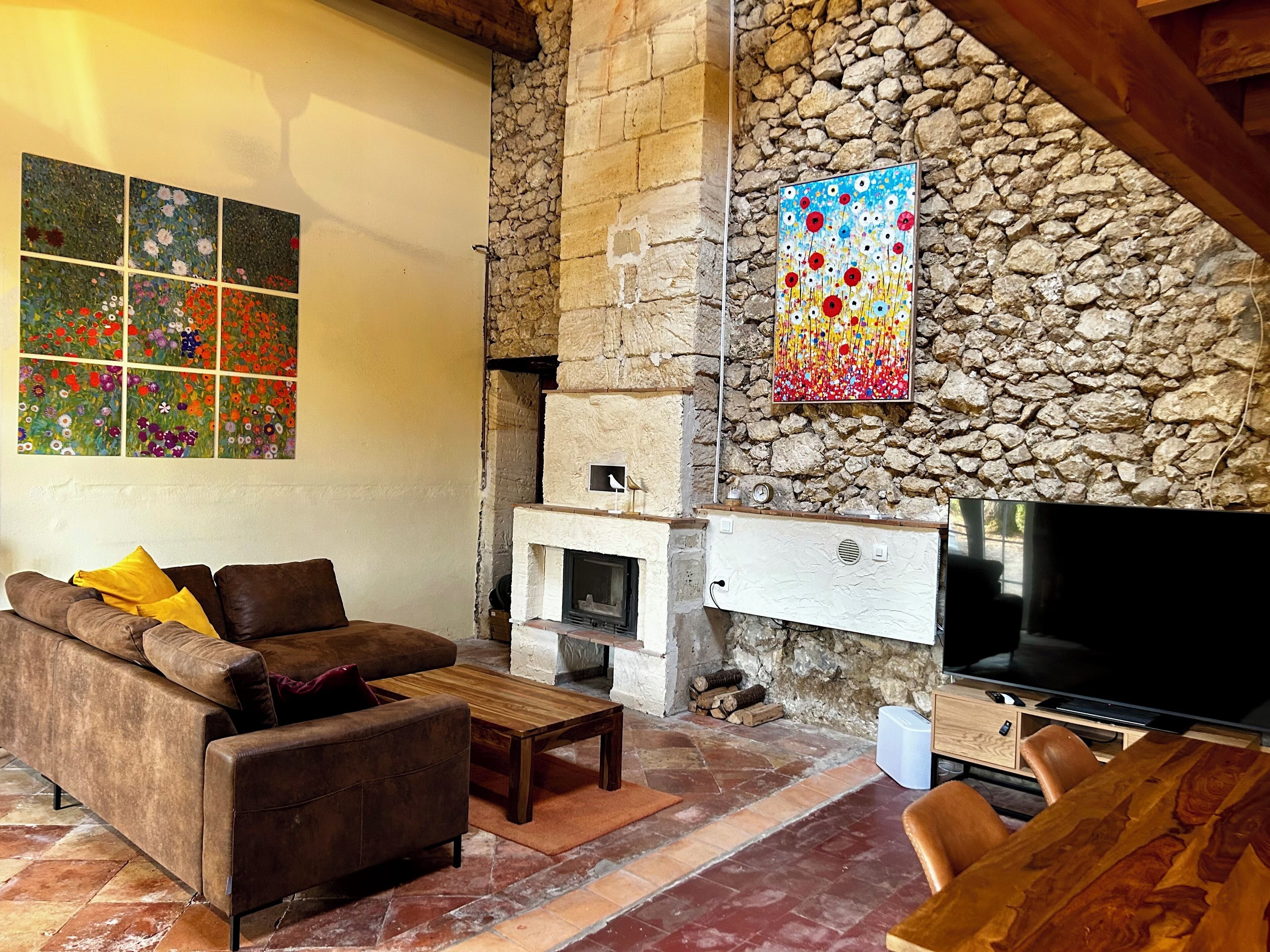 TV, fireplace