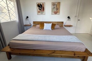 3 habitaciones, tabla de planchar con plancha y cuna de viaje 