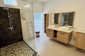 Dusche, Haartrockner, Handtücher