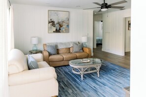 Smart TV - Fully Renovated 4BR/2BA • 5 Min to Beach • Modern Coastal Retreat (Sebastian)