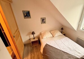 1 habitación y tabla de planchar con plancha 