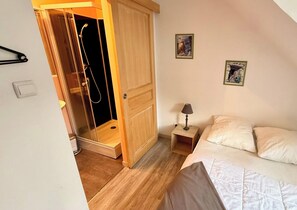 1 habitación y tabla de planchar con plancha 