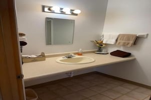 Quarto casal, vista para o lago | Banheiro | Chuveiro, toalhas de banho, sabonete, shampoo