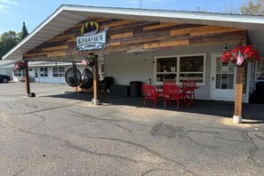 Outdoor dining - Riverview Lodge (Cornell)