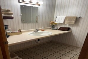 Shower, towels, soap, shampoo - Riverview Lodge (Cornell)