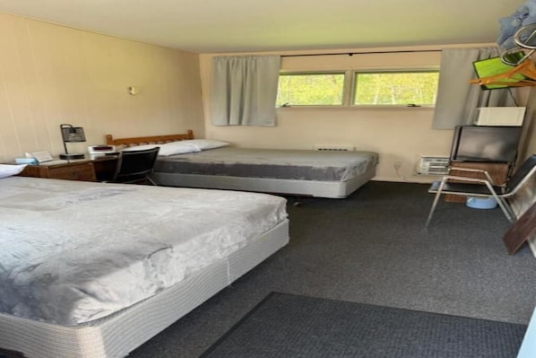 Blackout drapes, free WiFi - Riverview Lodge (Cornell)