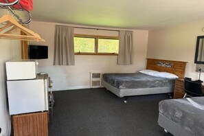 Blackout curtains, free WiFi - Riverview Lodge (Cornell)
