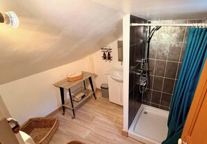 House | Bathroom | Hair dryer - Sanctuary by the Town Square (Mont-Dore)