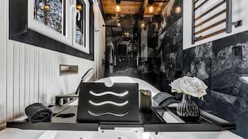 Ducha, secador de pelo, toallas y jabón