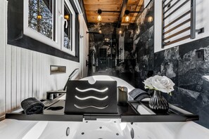 Chuveiro, secador de cabelo, toalhas de banho, sabonete