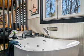 Ducha, secador de pelo, toallas y jabón