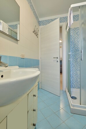 Secador de pelo, toallas, jabón y papel higiénico