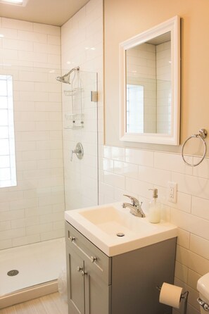 Ducha, secador de pelo, toallas y jabón