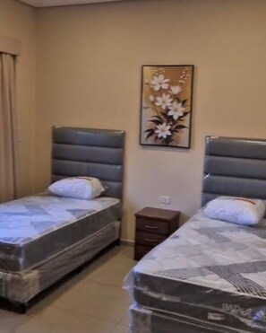 5 quartos, escrivaninha, ferros/tábuas de passar roupa