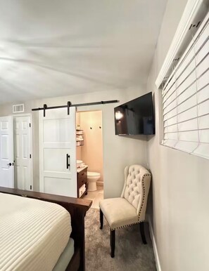 3 bedrooms, desk, iron/ironing board, WiFi - Family Retreat Near Airport & Hospitals Private Yard, Fire Pit & Playground. (Aurora)