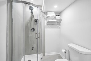 Dusche, Handtücher, Seife, Toilettenpapier