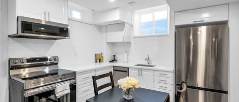 Een microgolfoven, een oven, een kookplaat, een vaatwasser