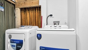 Een voorlader wasmachine en een voorlader droger, naast elkaar.