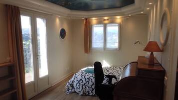 4 habitaciones, tabla de planchar con plancha, internet y ropa de cama