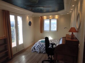 4 habitaciones, tabla de planchar con plancha, internet y ropa de cama 