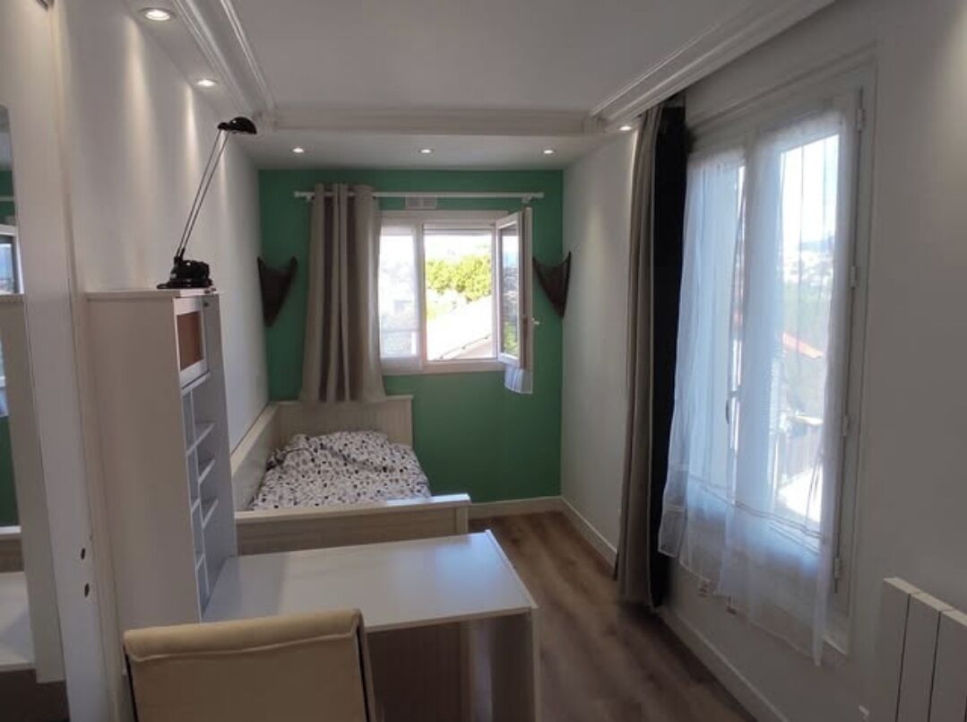 4 bedrooms, iron/ironing board, internet, bed sheets