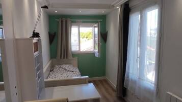 4 habitaciones, tabla de planchar con plancha, internet y ropa de cama