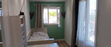 4 soverom, strykejern/-brett, internettilgang og sengetøy