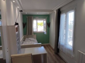 4 bedrooms, iron/ironing board, Internet, bed sheets