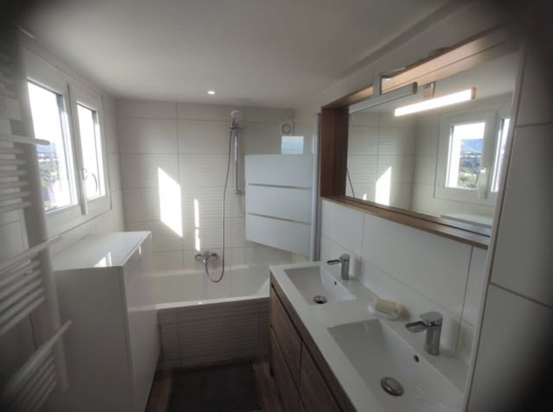 Secadora de cabello, toallas, jabón, papel de baño 