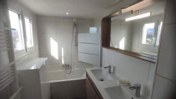 Secadora de cabello, toallas, jabón, papel de baño