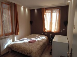 4 habitaciones, tabla de planchar con plancha, internet y ropa de cama 