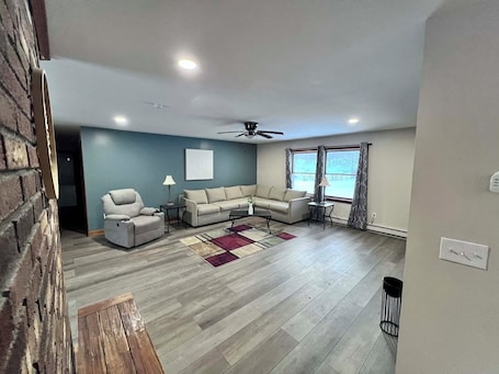 Smart TV. Spacious 3BR Home ~ Sleeps 6 ~ Near Catskill Mountains & Skiing ~ Yard ~ Parking