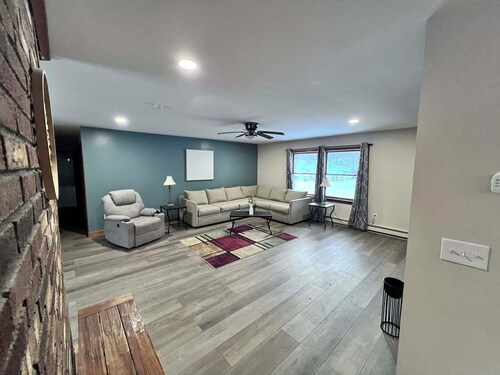 Spacious 3BR Home ~ Sleeps 6 ~ Near Catskill Mountains & Skiing ~ Yard ~ Parking