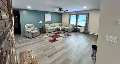 Spacious 3BR Home ~ Sleeps 6 ~ Near Catskill Mountains & Skiing ~ Yard ~ Parking