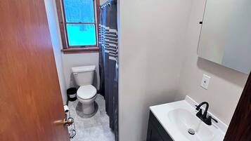 Jetted tub, hair dryer, towels, toilet paper