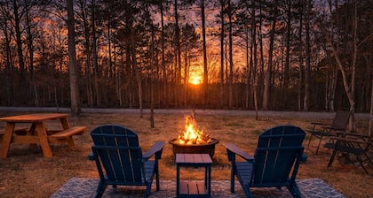 Luxury Glamping RV Sleeps 4 Hot Tub All Resort Amenities Near Lake Claiborne