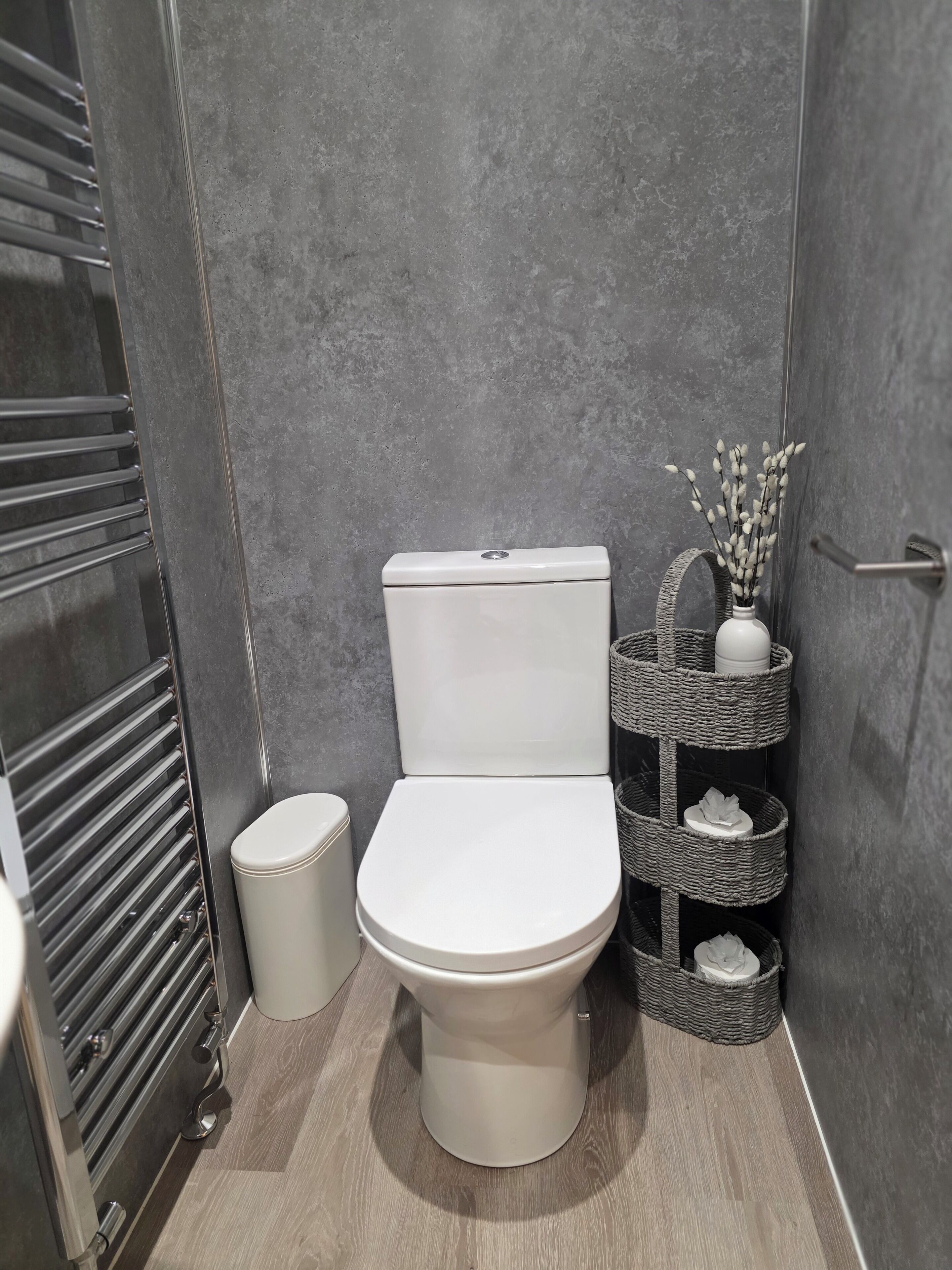 Dusj, hårføner, håndklær og såpe