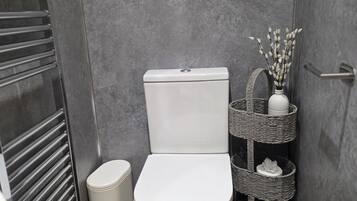 Dusj, hårføner, håndklær og såpe