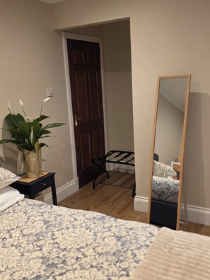 Unclassified image, 4 of 13, button - HILLVIEW HIDEAWAY (Fort William)