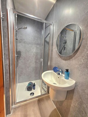 Dusche, Haartrockner, Handtücher, Seife