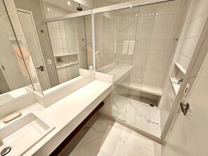 Shower, hair dryer, towels, soap - Leblon Apartment 2nd Block (Rio de Janeiro)