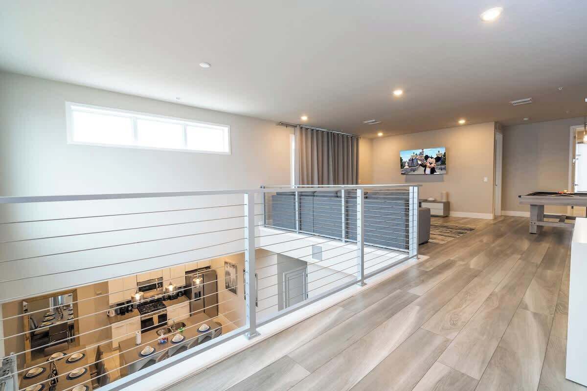 Un appartement moderne doté d’une cuisine, d’un coin repas et d’un balcon avec une balustrade.