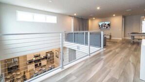 Un appartement moderne doté d’une cuisine, d’un coin repas et d’un balcon avec une balustrade.